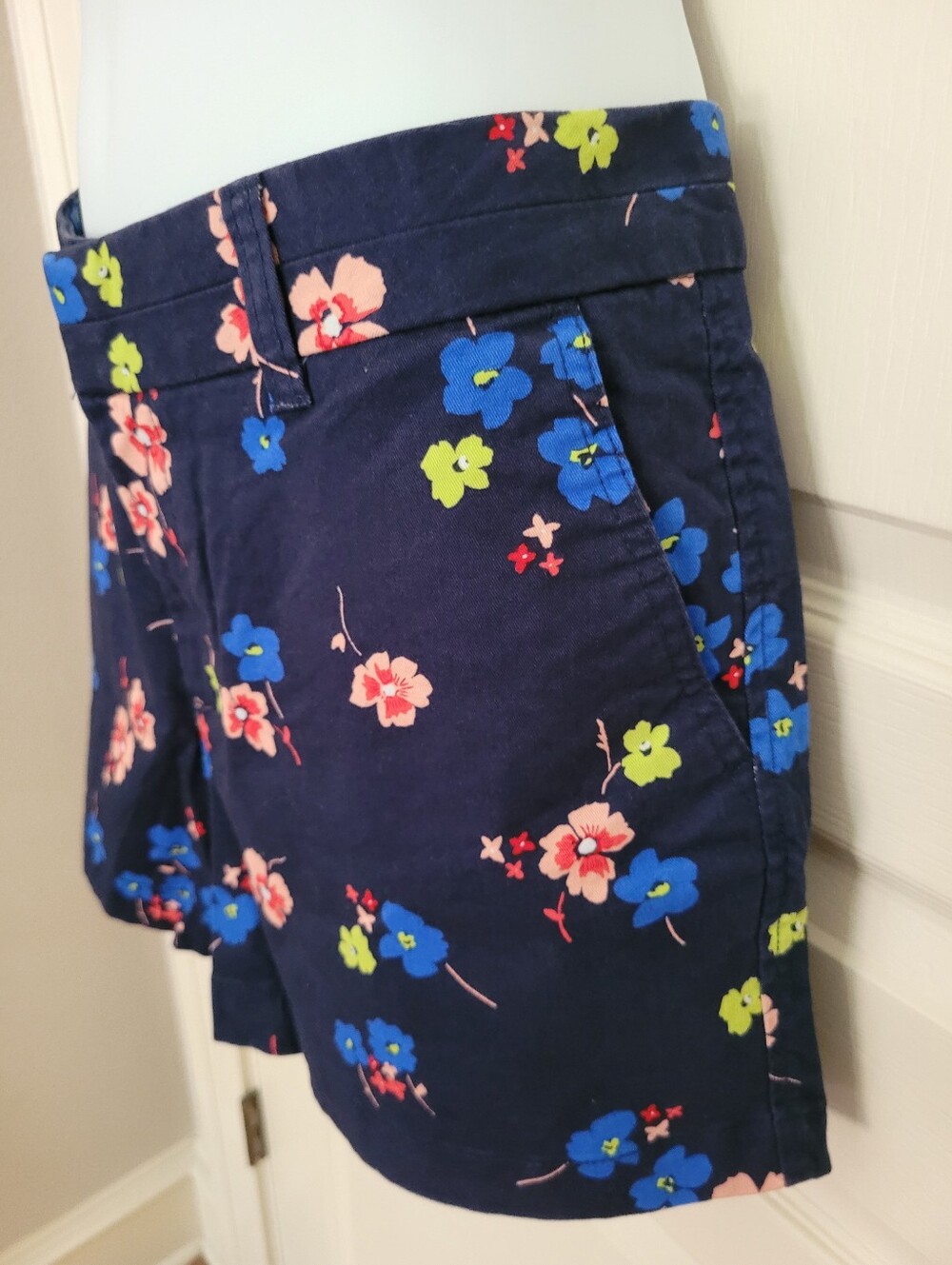 GAP- Khakis by Gap Shorts - Sz 10, Navy & Floral, EUC - Picture 2 of 9
